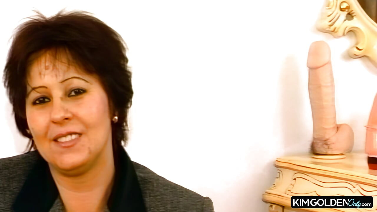 Geile Bruenette testet dicke Dildos