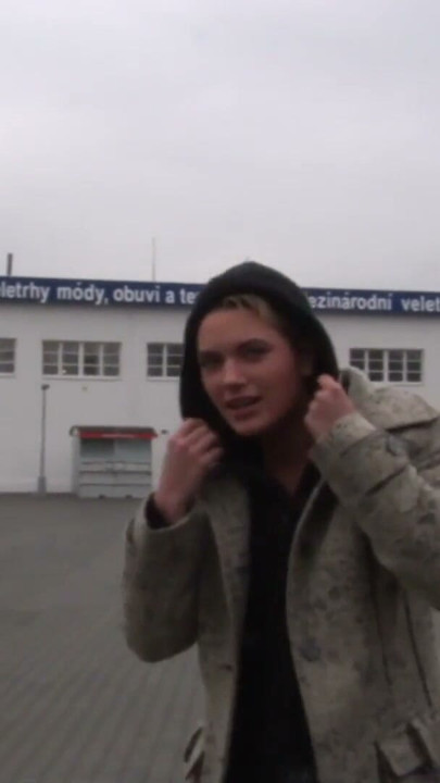 Lucia schmeckt Sperma richtig gut! Bumsbus auf touren | Clip 1