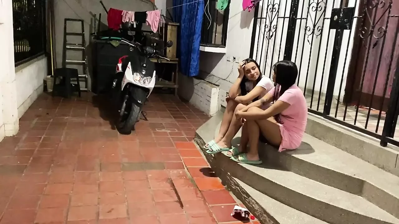 Ibu bapa kami pergi dalam perjalanan adik tiri saya miang dan saya mengambilnya panas dengan menjilat pepek yang baik