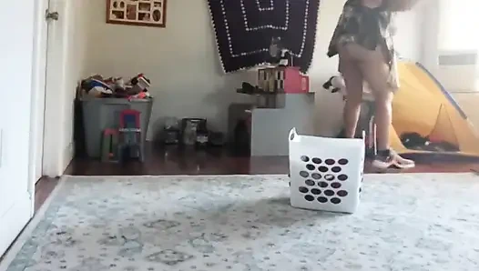 Dees глубоко подчищает. Грязная домохозяйка Dee подчищает и снимает вокруг вашего дома без штанов или трусиков.