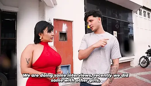 Influencer принимает уличные вызовы, чтобы свидание с горячими девушками в Кали