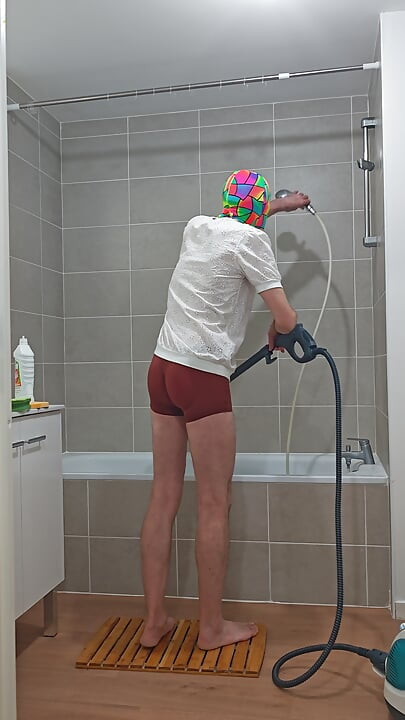 I'm finishing the steam cleaning of the bathtub (episode 3)