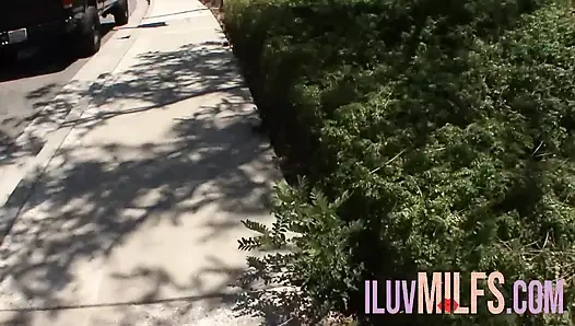 Brünette mit kleinen titten von einem hengst hardcore gefickt