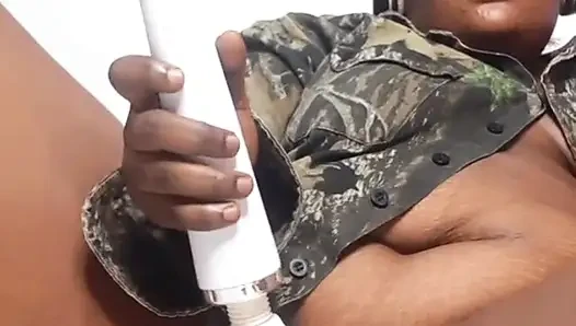 Mara si cewek semok kulit hitam lagi asik masturbasi sendirian sampai muncrat
