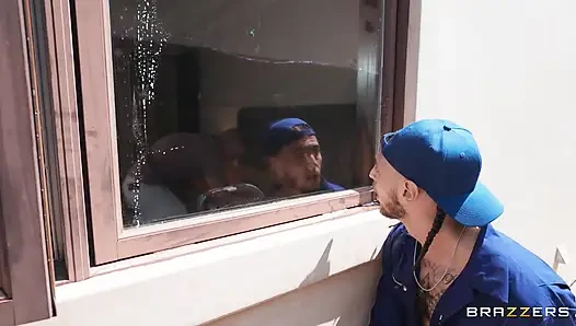 Brazzers - Kayley gunner lutscht zwei schwänze im MMF-dreier