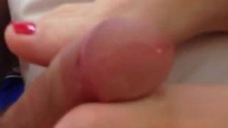 Сперма на красивых пальцах ног жены