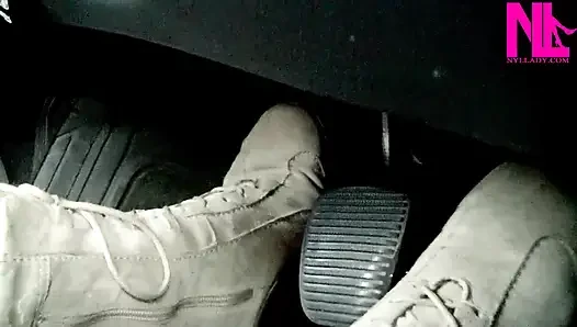 Süet yumuşak düz çizmeler içinde sürüş ve pedal pompalama