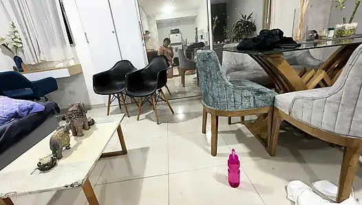 Büyük götlü amatör üvey kız kardeşimin çok seksi yoga pozları yapmasını izliyorum ve azıyorum, bu yüzden tüm yarağımı içine sokmaya karar veriyorum