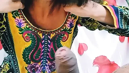 Ibu tiri yang lezat bersenang-senang