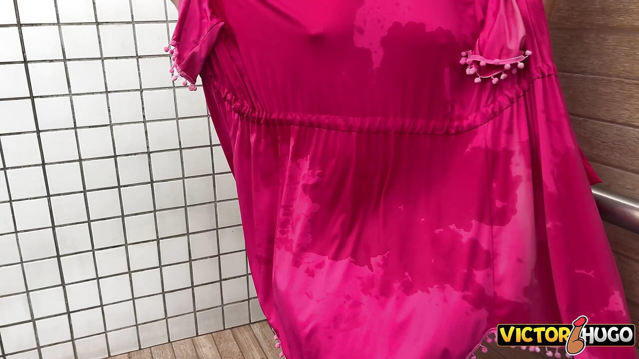 Gift kvinne viser seg frem i bassenget før hun setter seg på pikken