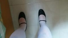 Black Mary Jane com meia-calça branca provocação 2