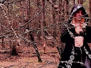 Une sorcière coquine joue avec un vibromasseur dans la forêt