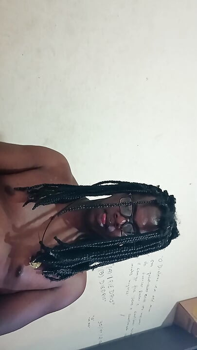 我在家裡抓到那個淘氣的女孩