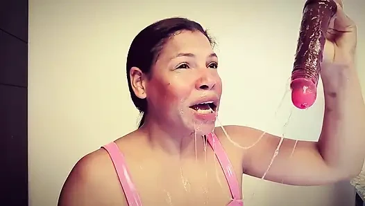 Fucking tenggorokanku aku menghancurkan tenggorokanku dengan mainan sampai ke bolaku