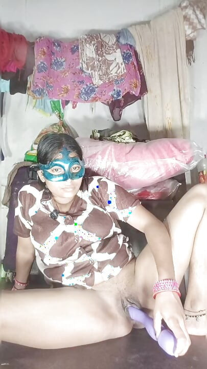 Masukin jari ke dalam memek gadis perawan, air memeknya muncrat, nggak ada tanah, jadi audio bahasa india gadis perawan ini masukin dildo ke dalam memeknya dan keluarin air kencingnya ke dalam pantatnya.