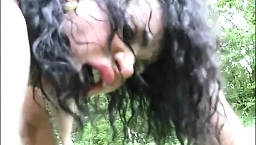 Parkta edepsiz orta yaşlı seksi kadın genç arkadaşları tarafından sikiliyor ve götten sikiliyor