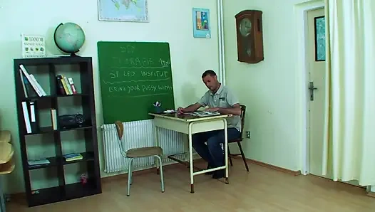 Heißes mädchen wird auf dem boden gelegt, während sie vom lehrer gefickt wird