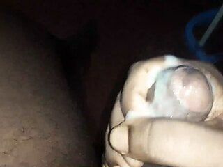 Un jeune sri-lankais caresse son énorme bite