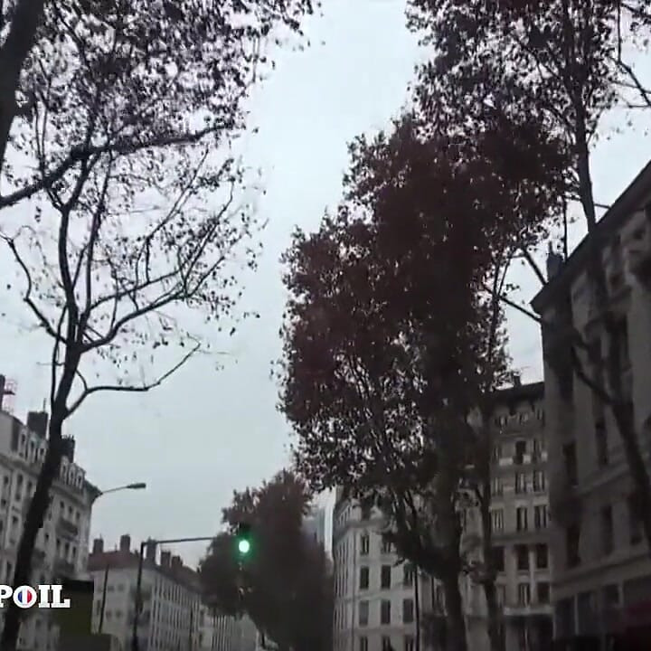 Si rambut coklat sublime bertetek kecil ditembusi pepek berganda keras dan diliputi air mani