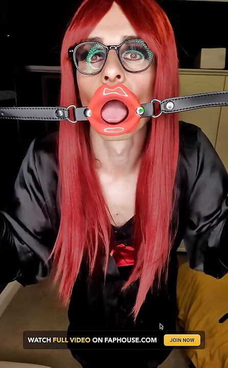 แต่งตัวในชุดชั้นในและเป็นหัวแดง นายหญิง Jessica ยั่วยวนและหยอกล้อด้วยดิลโด้ใหญ่ 10 ของเธอ