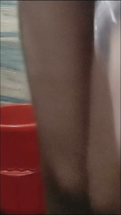 Desi bhabhi, soție casnică, făcând duș și frecându-și sânii și pizda