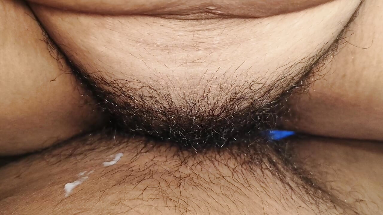 A creampie olyan jó érzés volt, ahogy a puncijába basztam. Bhabhi creampie puncija nagyon élvezetes volt.