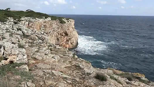 Hatun arabada mastürbasyon yapıyor sonra emiyor ve büyük bir yarağa biniyor