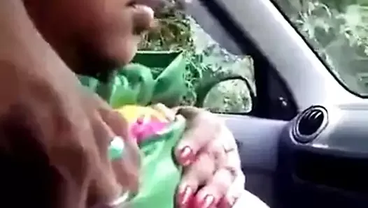 Tamil big boobed aunty mostrar sus tetas dentro del auto
