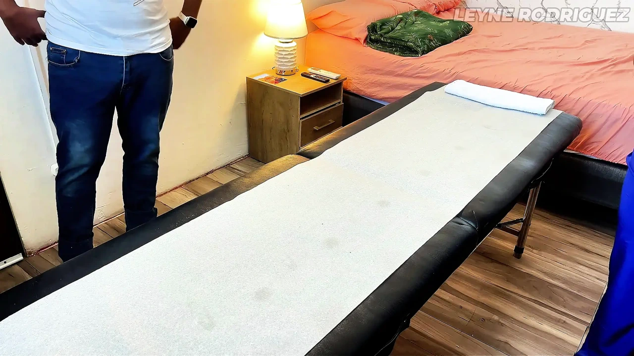 Massage with an unexpected happy ending - Risky Cum