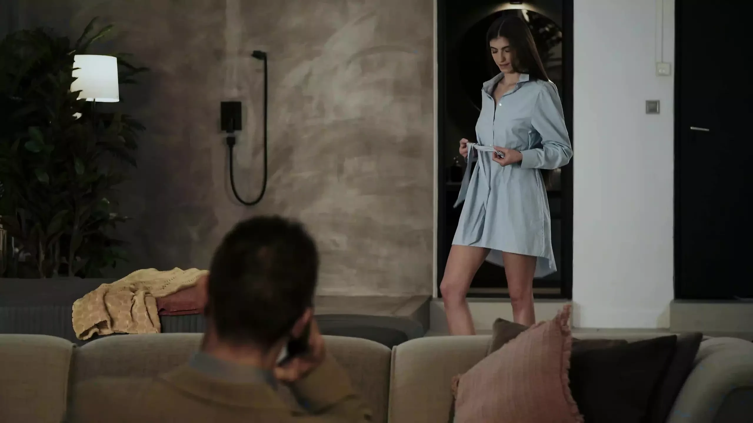 Nina'nın evde hissetmesi için yardım ediyor fragman