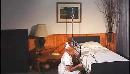 Randy doktor şehvetli sarışın hemşireyi hastane yatağında sikiyor