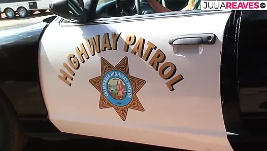 Blondine würgt an einem riesigen schwanz und reitet es dann hart im freien