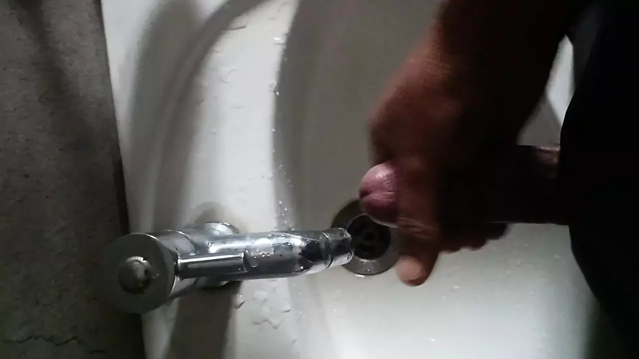 Un gay desi se branle dans le lavabo du bureau