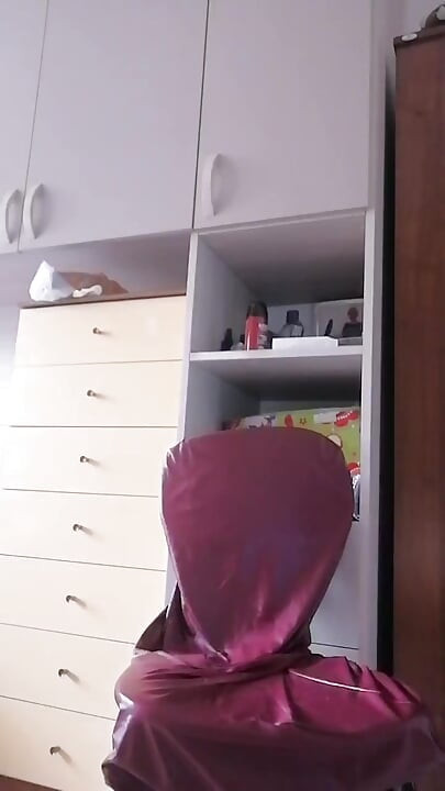 Me masturbo la polla dura y me meto los dedos en el culo abierto