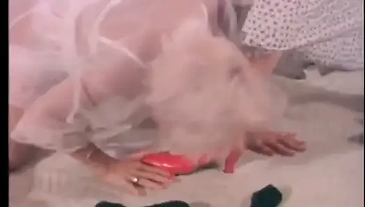 Cowok ini crot di dalam sepatu tante seksi rambut pirang setelah ngentot habis-habisan