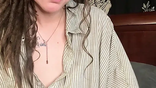 Annen sigara içme fetişini keşfetti ve fantezini gerçekleştiriyor