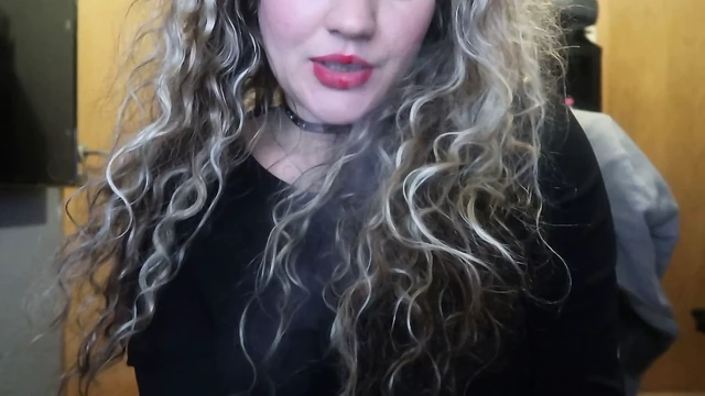 RED LIPS GIRL HAD AN AMAZING SMOKE JUST FOR YOU
