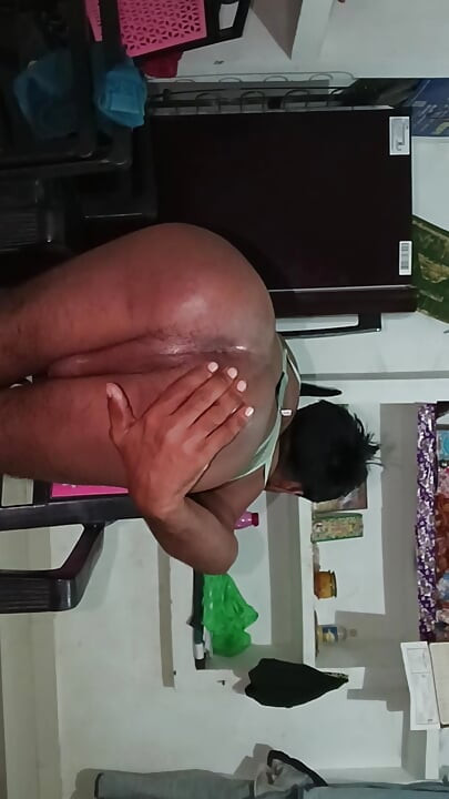 लड़का कुर्सी पर बैठकर नाच रहा है