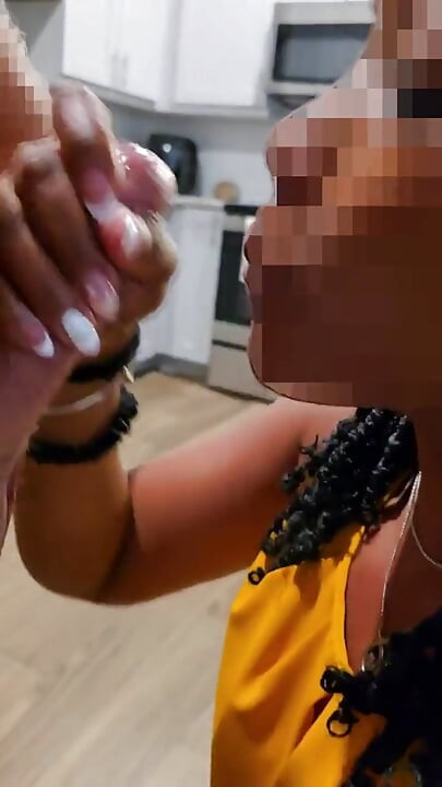מוצצת לזין של המאסטר עד שהוא מתפוצץ לי בפה