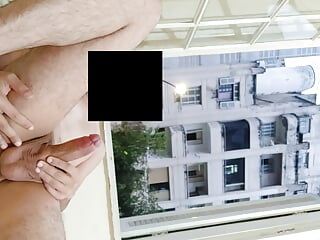 Masturbação arriscada piscando na janela aberta do bairro 1