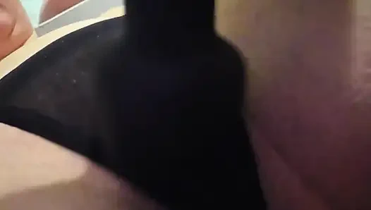 Seksi Orta Yaşlı Seksi Kadın Vibratör Yardımıyla Külotun Içinden Klitoris Orgazmı..