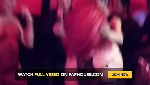 Две шлюхи занимаются групповым сексом с настоящим любителем в клубе