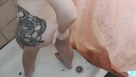 Kamu ngintip kamera di kamar mandiku dan ngintip aku