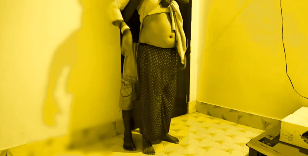 Desi ibu rumah tangga seksi yang luar biasa selingkuh dari suamimu untuk menyetubuhi saudara tirinya yang lebih muda dengan kontol besar.