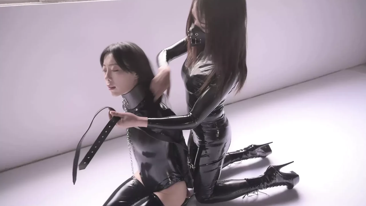 Fejira com – Latex lady falls into the trap of Femdom