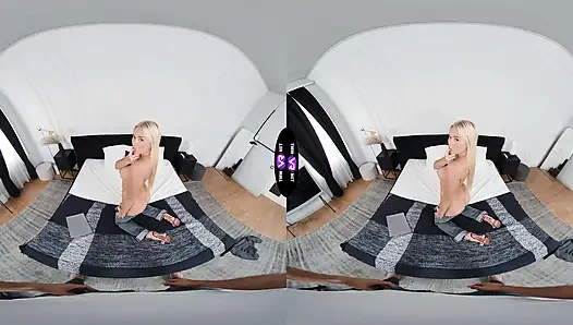 Возбужденная блондинка скачет на его члене после починки ее ноутбук - TmwVRnet