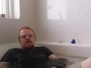 Un Danois se branle dans une baignoire