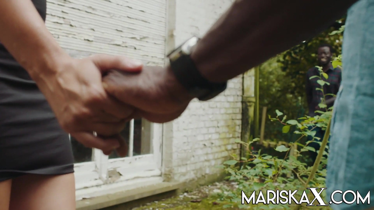 Mariskax mariska被她的丈夫提供给一个大黑鸡巴