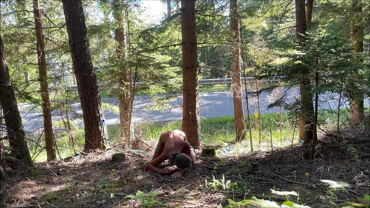 通りのそばで裸のお尻を見せて...