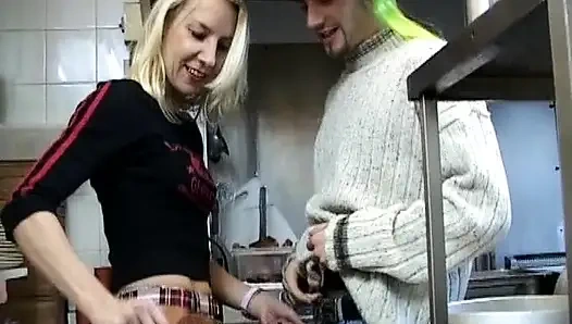 Vahşi Fransız genç kız mutfakta çalışırken iki memnun ediyor